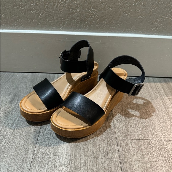 Universal Thread Black and Tan Platform Sandals - Picture 1 of 3